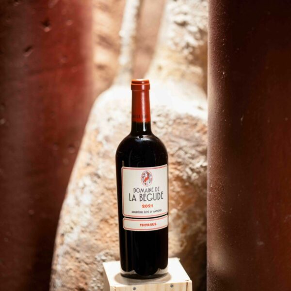 Bouteille de vin Thyrsus rouge 2021 du Domaine de La Bégude, IGP Méditerranée