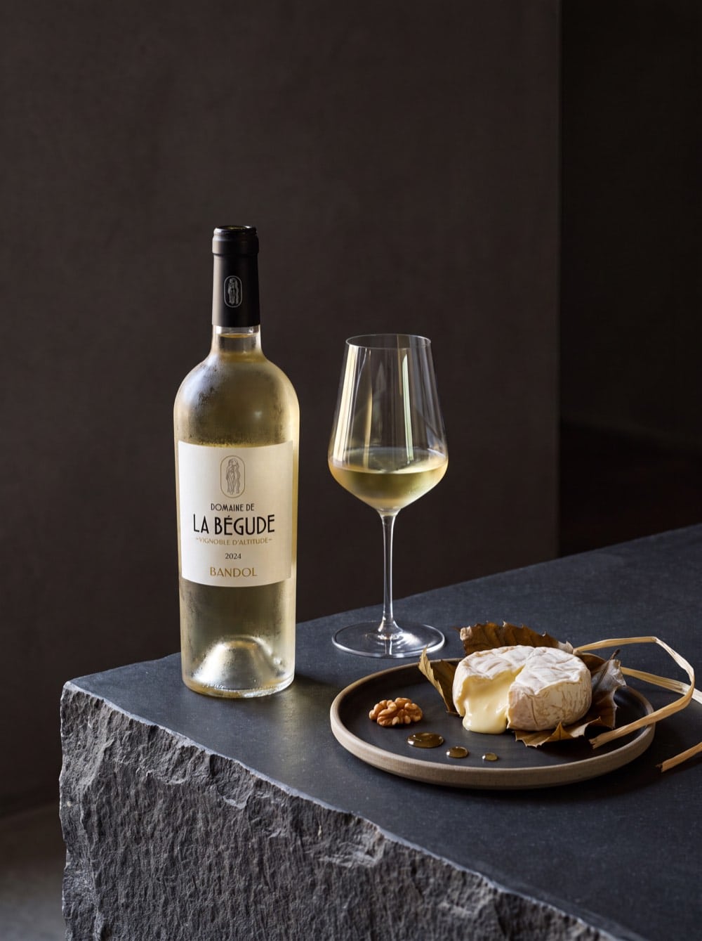 Domaine de La Bégude Blanc 2024 et un Banon AOP enveloppé de feuille de châtaignier